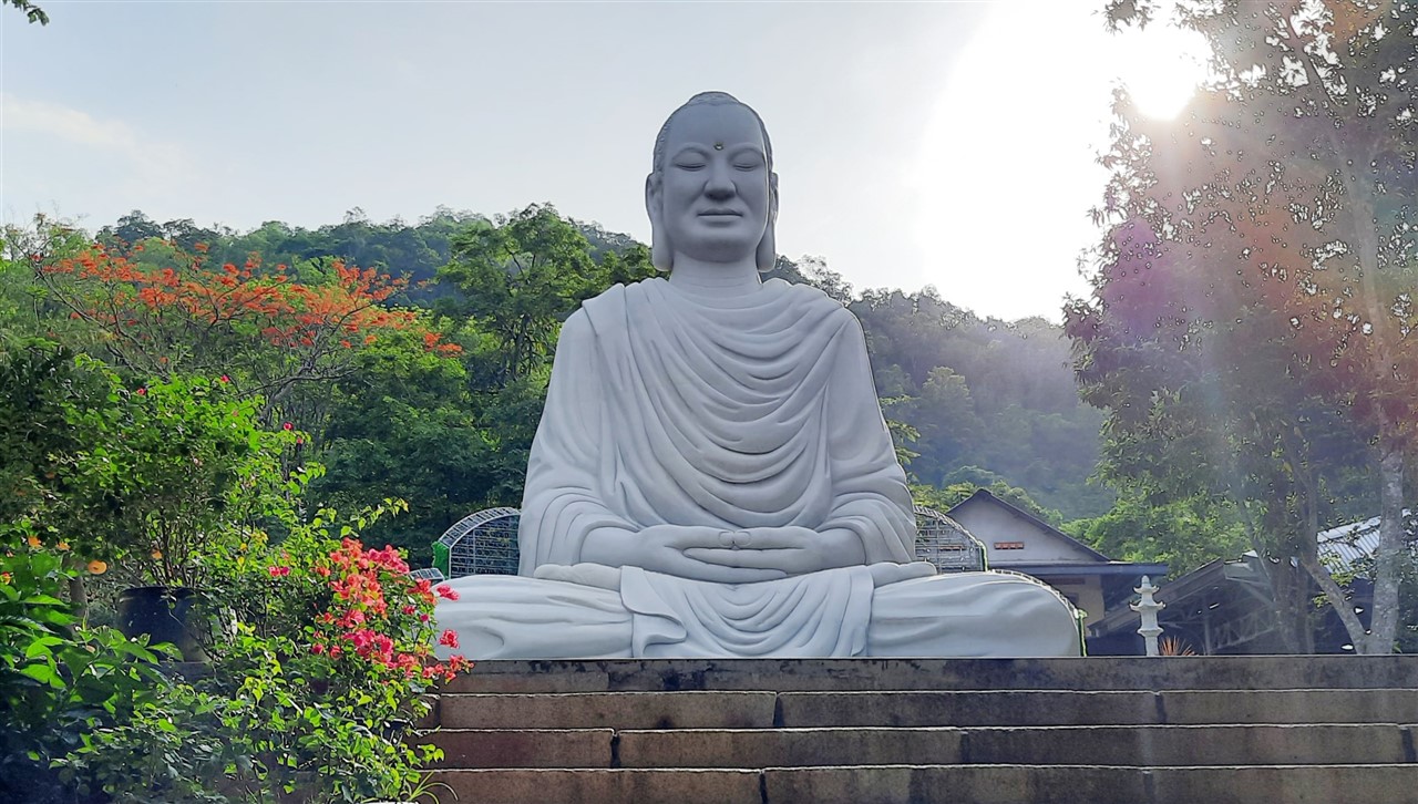 Vầng nhật nguyệt giữa trần gian
