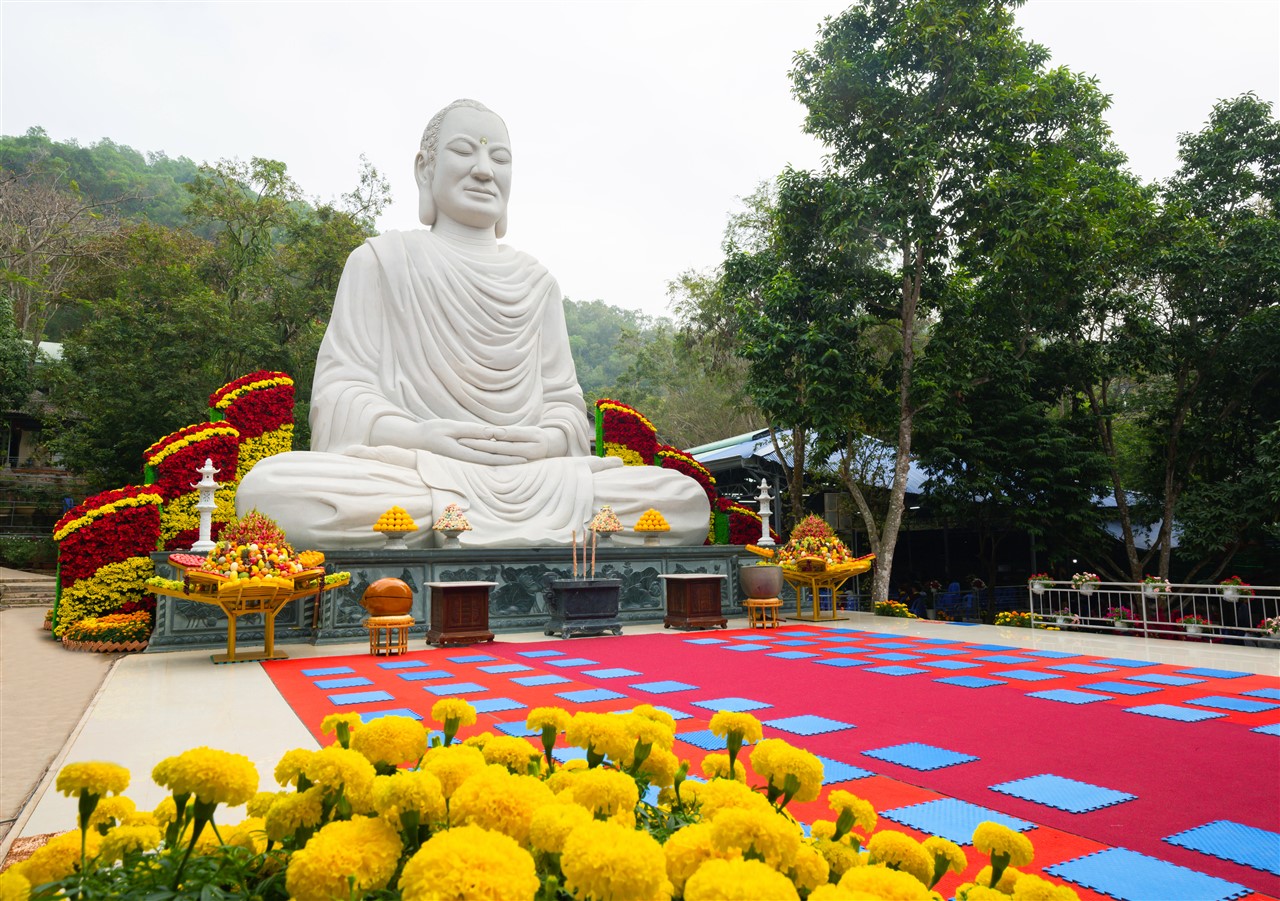 Con quỳ xuống lặng nhìn Thánh tượng