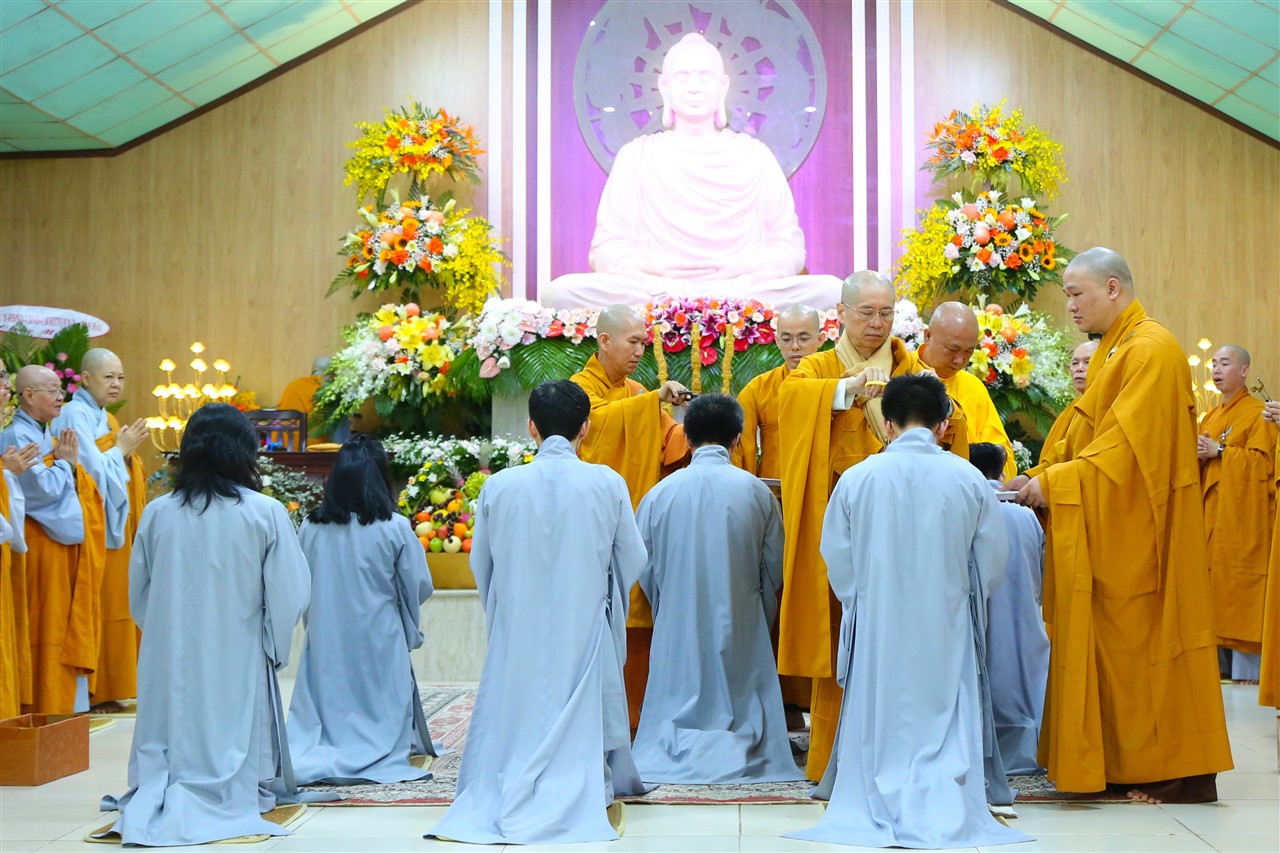 Thiêng liêng buổi lễ xuất gia dịp Đại lễ Phật Thành Đạo PL.2565 – DL.2022