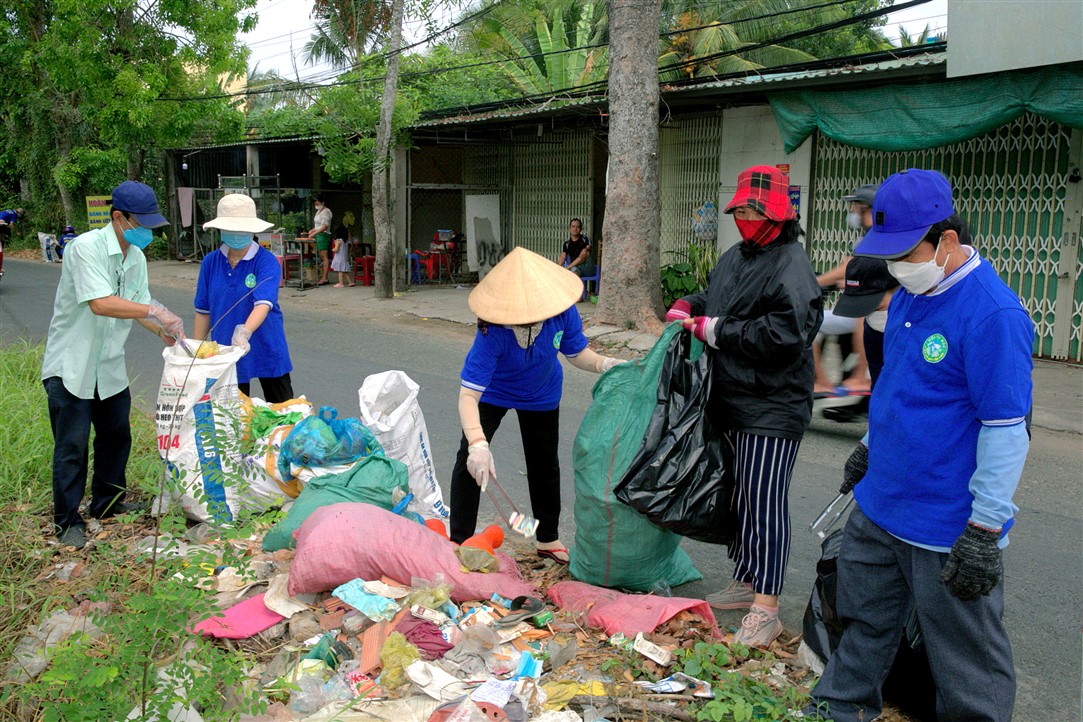 Đạo tràng Phật Hoá: Nhặt rác tuyên truyền bảo vệ môi trường