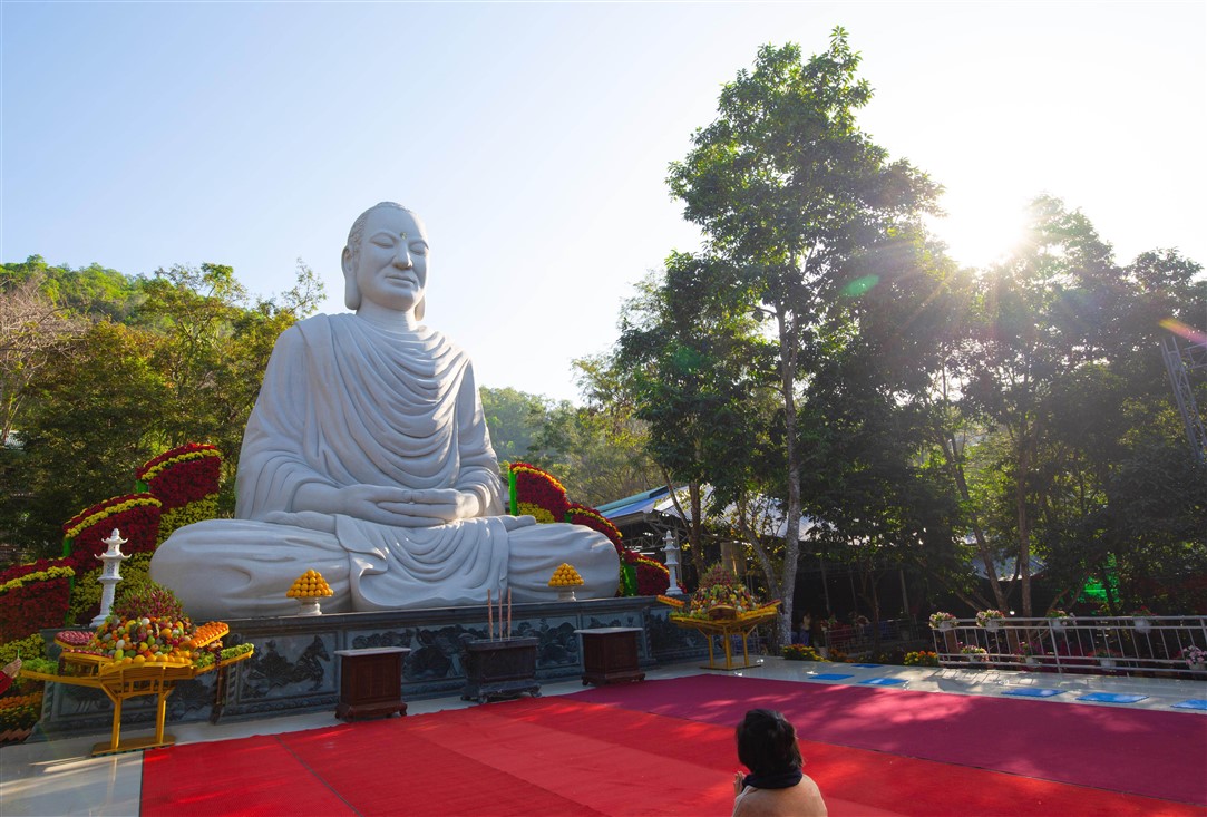 Đức Phật soi sáng tâm hồn chúng con