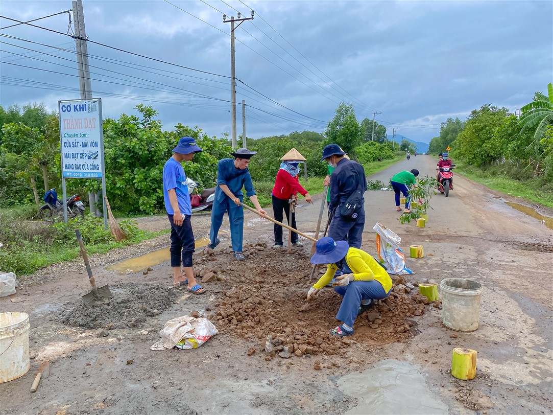 Đạo tràng Phật Nghiêm và CTN Vũng Tàu: Tổ chức treo tranh nhân quả và vá đường
