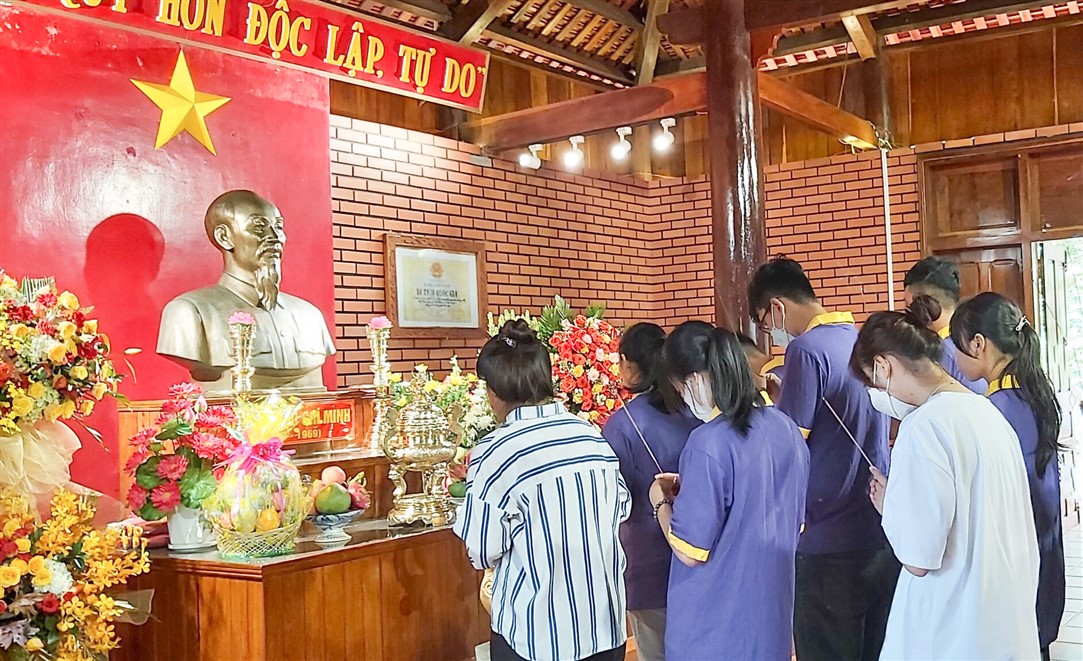 Đạo tràng Phật Phổ và CTN Phú Yên: Dâng hương tưởng niệm Bác Hồ