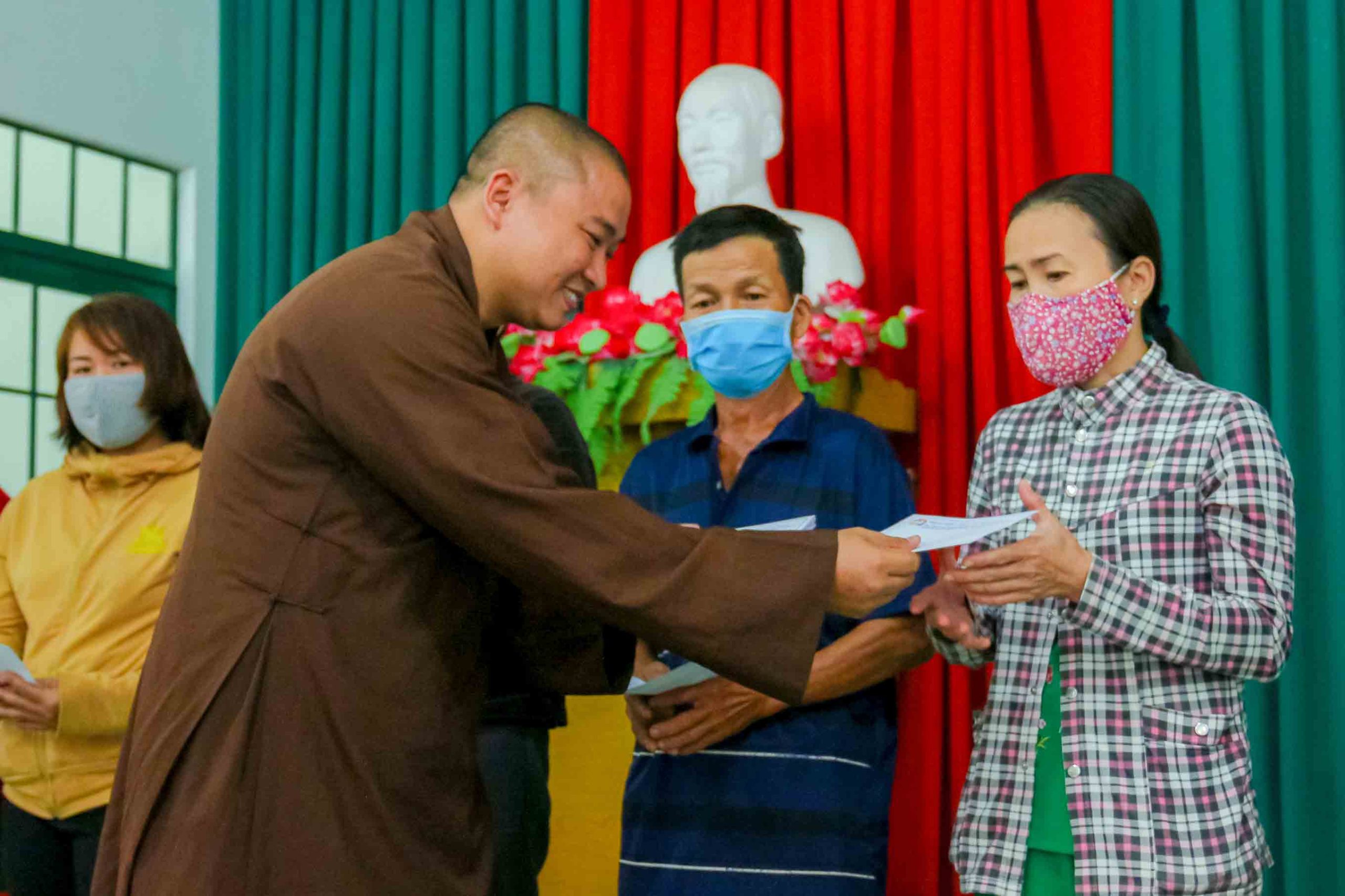 Hội từ thiện Thiền Tôn Phật Quang trao tặng 100 suất quà tết cho bà con hoàn cảnh khó khăn tại Phường kim Dinh ( BR-VT ) nhân dịp tết Quý mão 2023