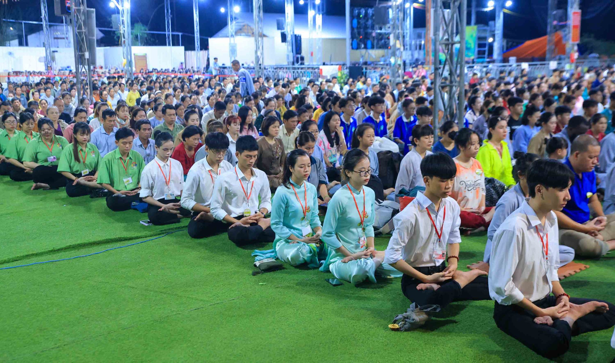 Thiêng liêng giây phút hơn 3 vạn người ngồi thiền bên nhau – Đại lễ Vu Lan 2023