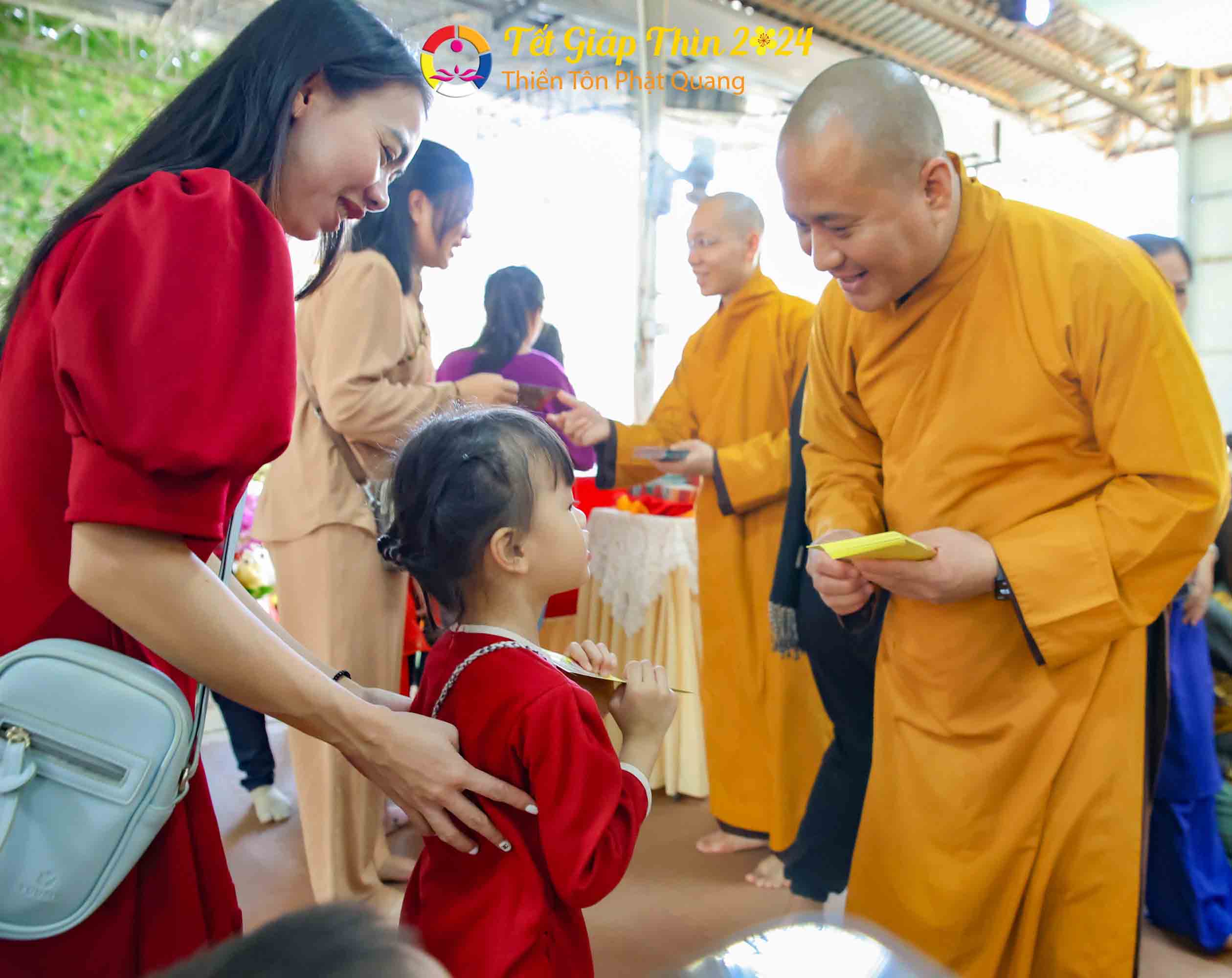 Về chùa vui xuân đón nhận lì xì