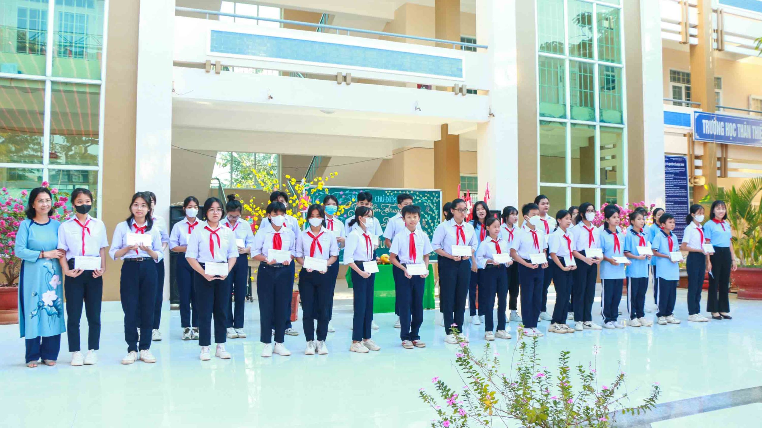 BRVT: Hội Từ Thiện Thiền Tôn Phật Quang trao học bổng cho học sinh giỏi tại trường THCS Nguyễn Trãi – TP Bà Rịa
