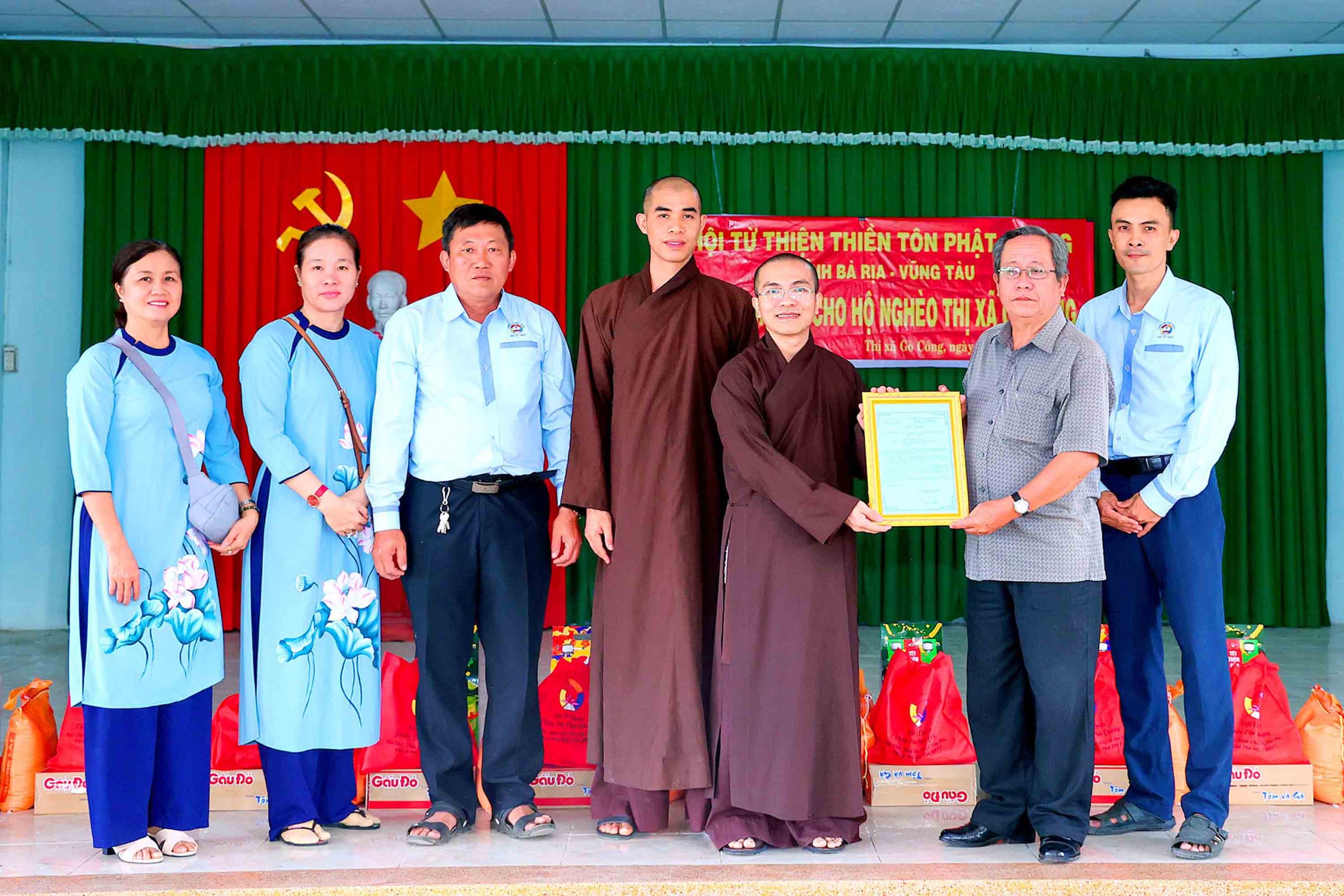 Tiền Giang: Hội Từ Thiện Thiền Tôn Phật Quang tặng 100 suất quà tết cho hộ nghèo tại Thị Xã Gò Công