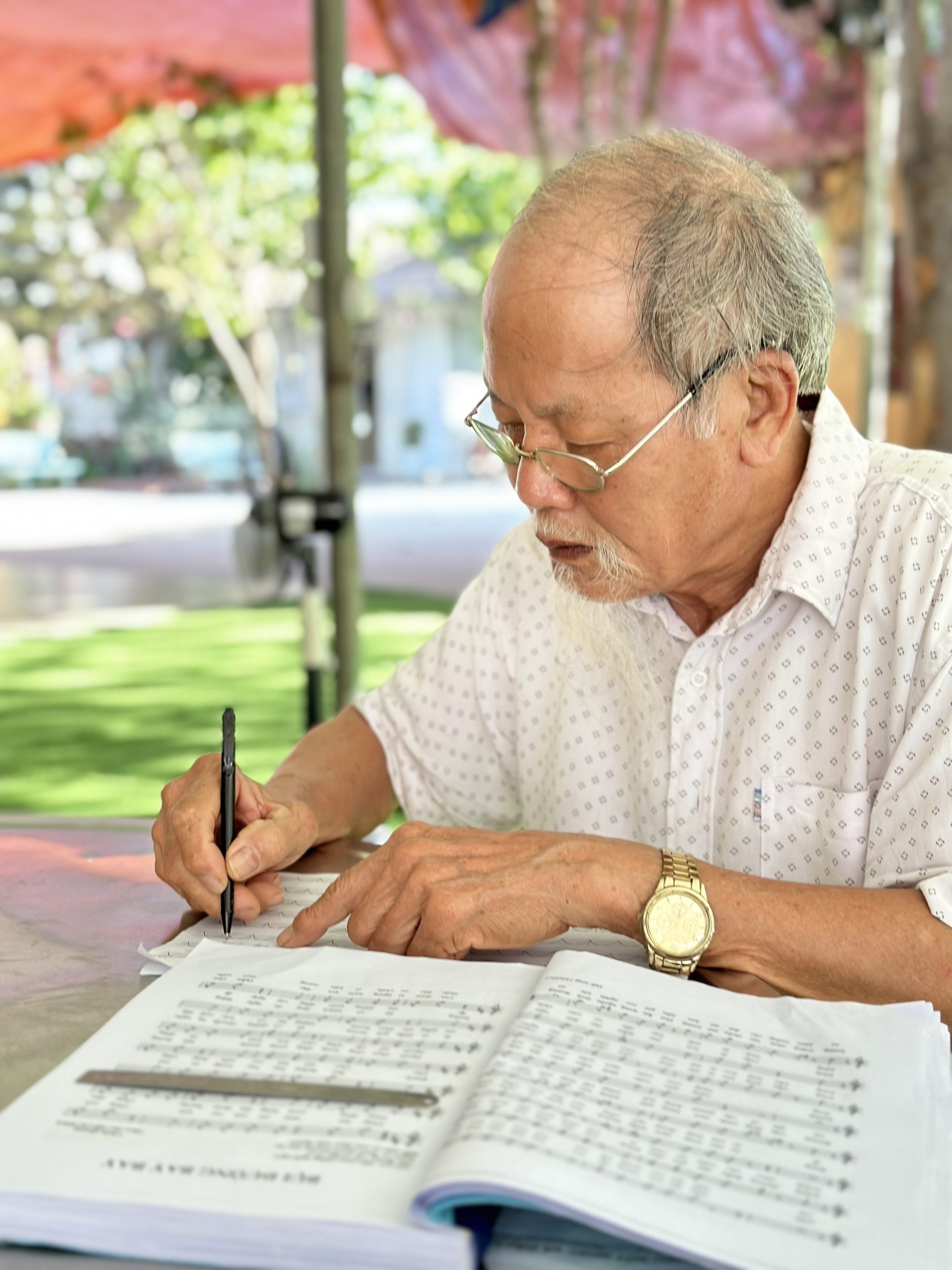 Xúc động hình ảnh cụ ông cặm cụi vẽ biểu đồ tiết tấu