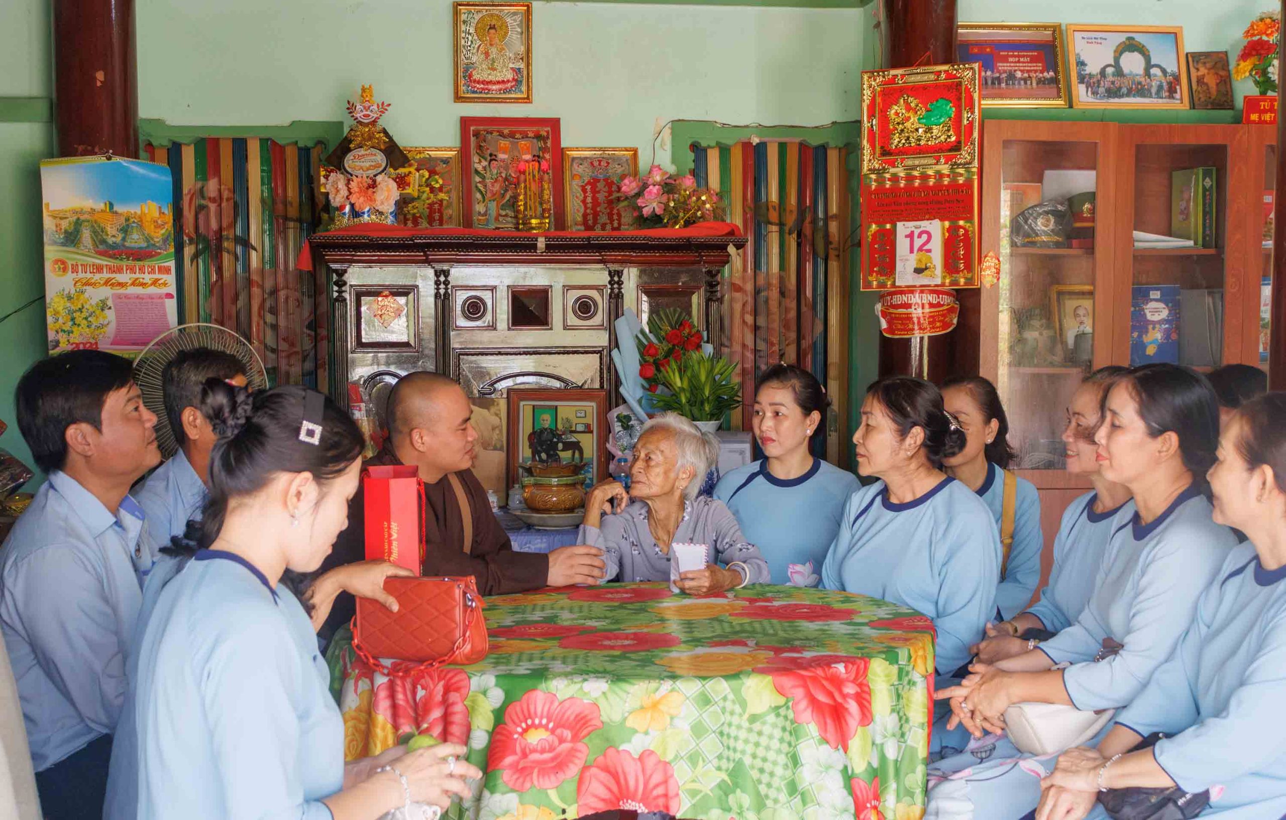 TP.HCM: Hội Từ Thiện Thiền Tôn Phật Quang thăm Mẹ VNAH tại xã Trung Lập Thượng, huyện Củ Chi